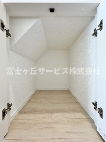 玄関ホールにある収納です