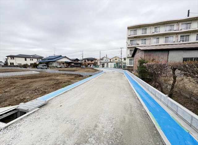 分譲地内新設道路／2026年3月6日撮影　ゆとりある街区設計が魅力の大型分譲地です。