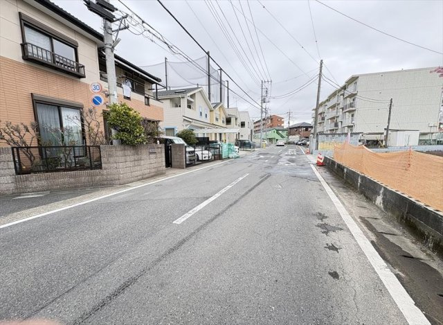 北側7ｍ公道の様子／2026年3月6日撮影　子育てにうれしい公園隣接の住環境で、新生活を始めませんか。