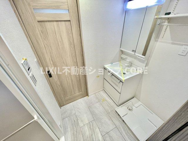 ゆとりの洗面スペースで朝の身支度も快適スムーズに。鏡の裏にはたっぷりと収納スペースを標準装備！　