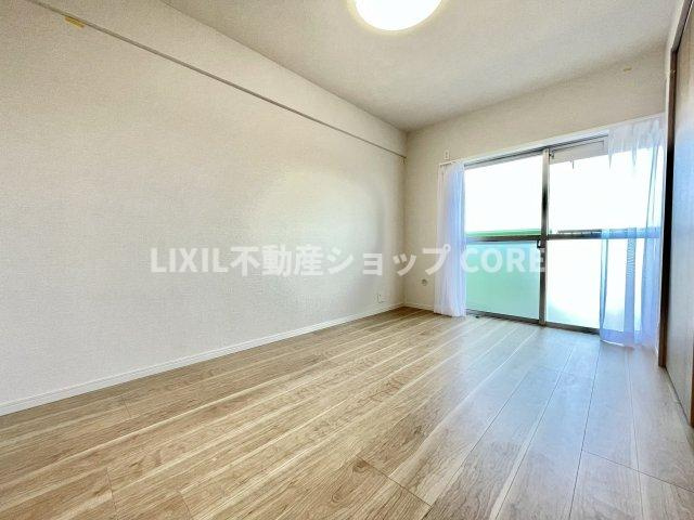 大きな窓からは快適な光を取り入れ、通気性能を上げる事で居心地の良い空間を演出します。　