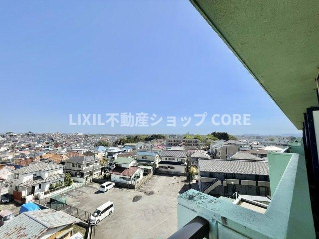 開放感いっぱいの眺望と共に光と風を享受するバルコニー。景観を眺めることができます。　