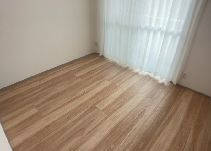 寝室でゆっくりと過ごすためにはベッド周りの適度な空間を担保することや窓の位置、照明の明るさ、寝室の広さなどを考える必要があります。自身や家族の構成とライフスタイルに併せて寝室にする部屋を選びましょう！