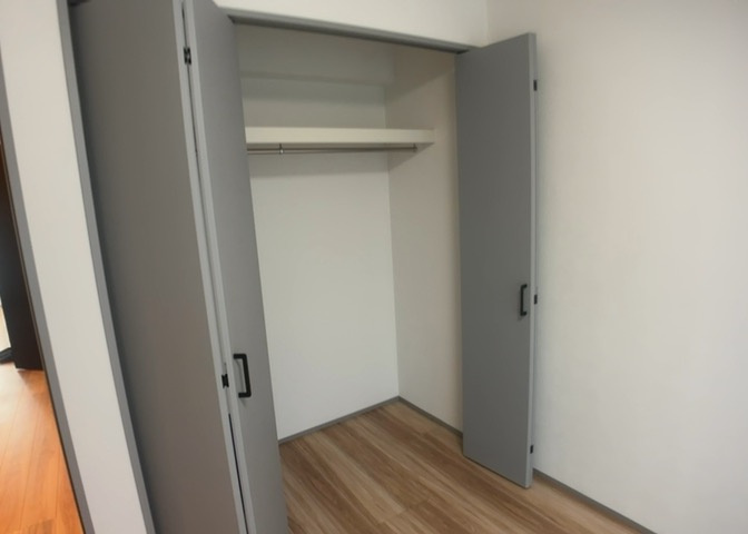 デザイン性を重視しすぎて収納が少なかった！なんてことにならないため、事前に現地で収納の数を確認しておくことをお勧めします。クローゼット以外にも床下収納や屋根裏収納、パントリーなどもチェックしましょう。