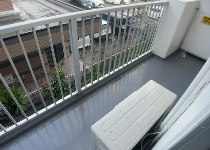 バルコニーは、室外の専用スペースのうち、「屋根がなく開放された空間」であるものを指します。ベランダより広いタイプのものが多く、日当たりもよいため家庭菜園などを楽しみたい人にとって適した環境となります。