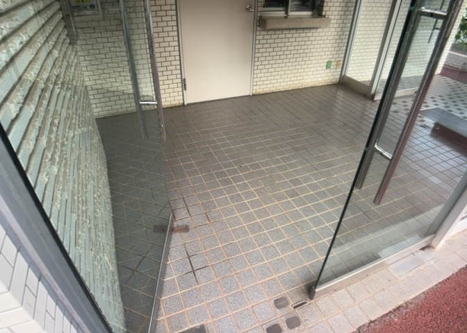 マンションのエントランスには、もともと風よけや防犯の役割がありますが、マンションによって宅配ボックスなどの設備が備わっている所もあります。日々の生活をイメージしながら生活しやすさをチェックしましょう。