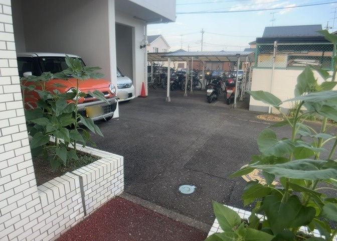 車一台あたりに必要なスペースは、標準サイズの普通自動車で横幅2m50cm、長さ5mは必要になります。ただし、乗降のことも考慮して横幅3m30cm、長さ5m50cmほどは確保できるところを選びましょう。