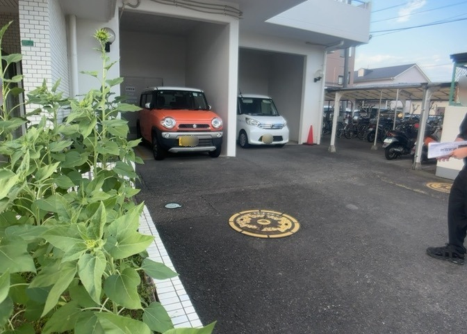 駐車場と明記されていても、最小スペースでつくられた駐車場だと大型車は駐車できなかったり、出入りしにくくなったりする可能性があります。お車のサイズと購入したい物件の駐車場のサイズを現地で確認しましょう。