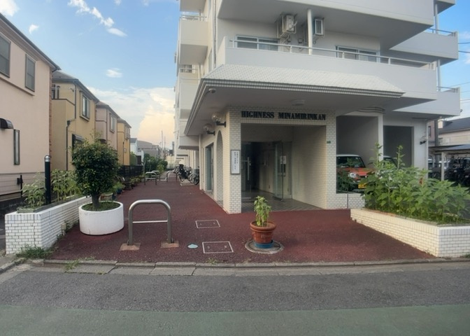 中庭（パティオ）とは、一つの建築物の内部に設けられた、壁などで囲われている庭のことを指します。コの字型、ロの字型が主流ですが、L字型の中庭もあります。最近では、インテリア性の高さからも人気があります。