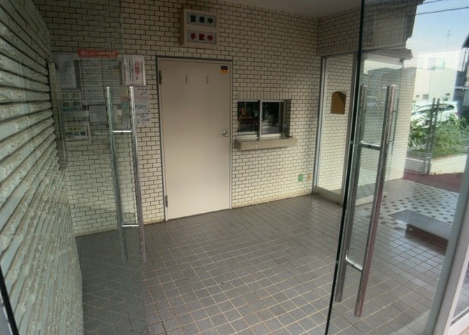 受付はマンションコンシェルジュがいる場合もあれば、管理人が滞在する小部屋を総称して呼ぶことがあります。主にエントランスに設置されていることから、防犯面でも期待ができます。防犯設備がない場合はより安心！