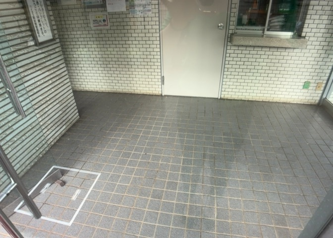ラウンジは、マンションの共用スペースに椅子やテーブルなどを配置した利用者が寛げる空間です。屋内型ラウンジと屋外型ラウンジがあります。共用部分の管理状況と合わせて、詳細については現地でご確認ください。