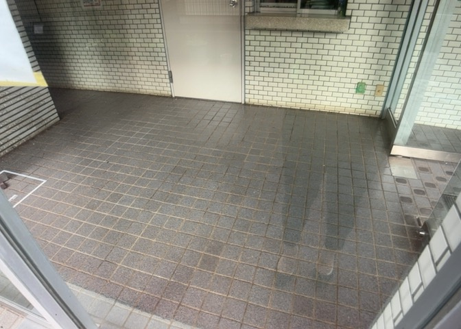 ロビーというと、エントランスと何がちがうの？と思いますよね。実はロビーとエントランスには明確な決まりはありません。物件によっては、エントランスを入って広がるある程度の広さのある空間がロビーとなります。
