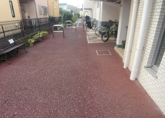 共有部分は、住民なら誰もが使える設備のこと。例えば駐車場やエレベーター、インターネット設備、セキュリティ設備などがあります。他にも、マンションの廊下・外部階段やエントランス・ゴミ置き場などがあります。
