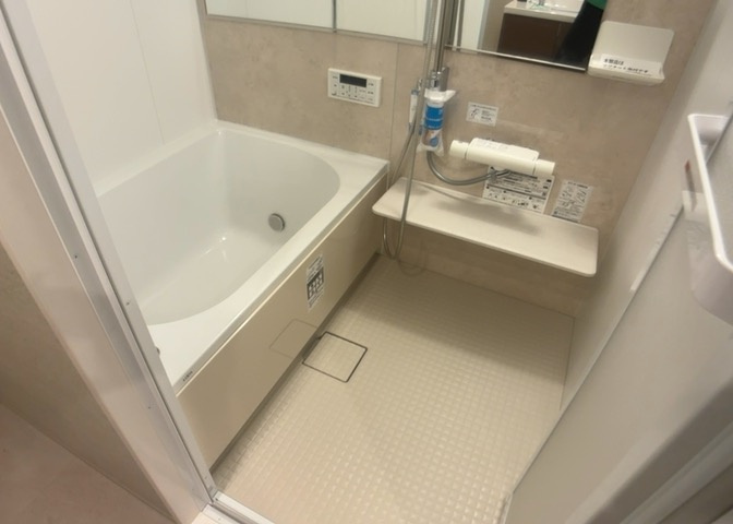 入浴時の快適さも大事なことですが、綺麗な状態を維持できなければ気持ちよく入浴できません。毎日の掃除が楽という点は大事なポイントになります！カビが生えにくく掃除がしやすい、壁や浴槽を選ぶといいでしょう。