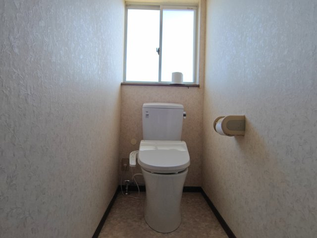 2階にもトイレを備え、夜間や朝の利用にも便利。窓から自然光が入る明るく快適な空間です。