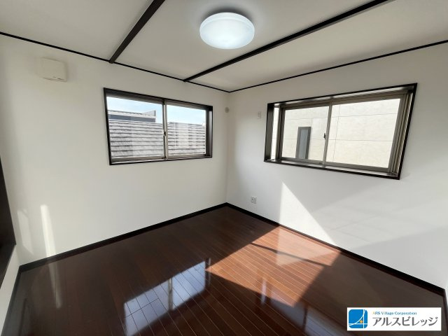 落ち着いた雰囲気の洋室