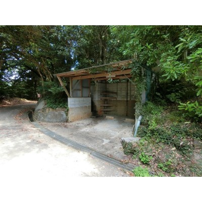 駐車場は屋根付きですよ◎