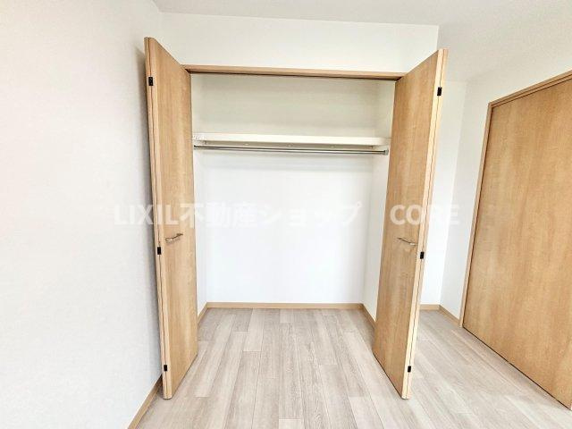 奥行きもあるので、収納ボックスをそのままクローゼットの中へ。部屋にものが出ずスッキリ。