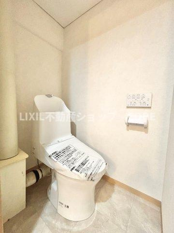 見た目もスッキリとしたデザインのトイレには温水洗浄暖房便座付き。