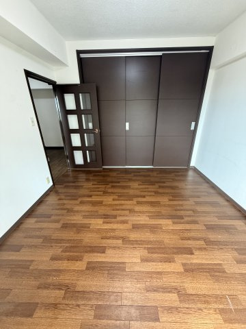 玄関入って右前の洋室です。収納には稼働棚が設置されています。