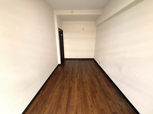 南側洋室です。バルコニーへ出ることができます。