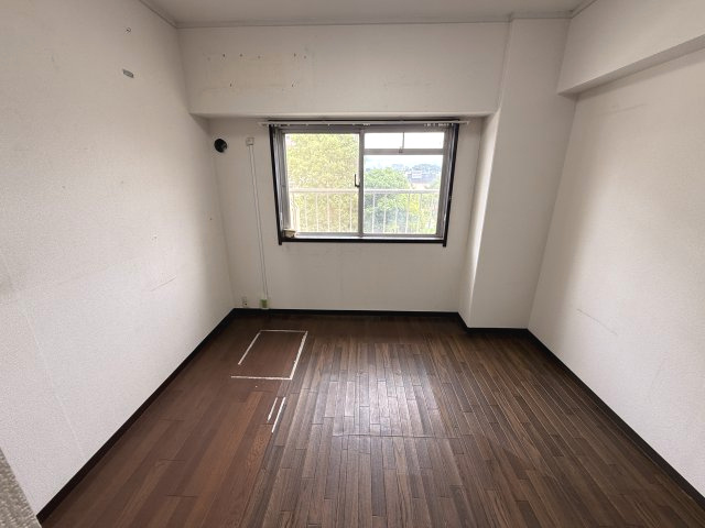 玄関入って右手の北側の洋室です。和室から洋室に変更した履歴があります。エレベーター停止階ではないのでエアコン設置可能です。