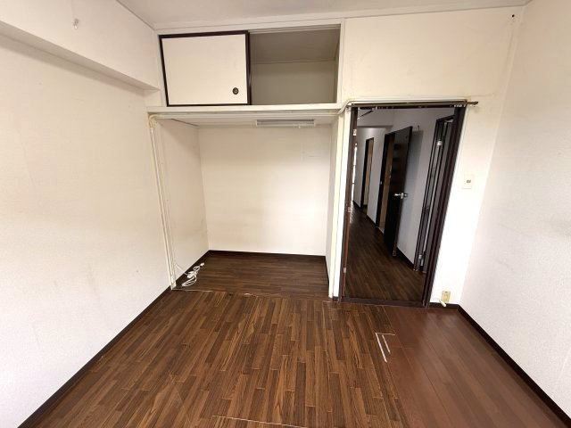 玄関入って右手、和室から洋室に変更した履歴があります。風のよく通る部屋です。