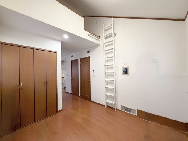 収納も多く明るい洋室！　※本画像は居住者様の家具をCGで消した画像であり、現況と異なる場合がございます。