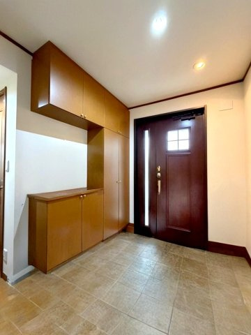 大型の下足入れがあり、季節ごとのお履き物もスッキリ収納できます！　※本画像は居住者様の家具をCGで消した画像であり、現況と異なる場合がございます。