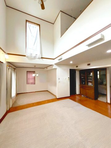 吹抜けのリビングは開放感はもちろん、ラグジュアリーで優雅な印象を与えます！　※本画像は居住者様の家具をCGで消した画像であり、現況と異なる場合がございます。