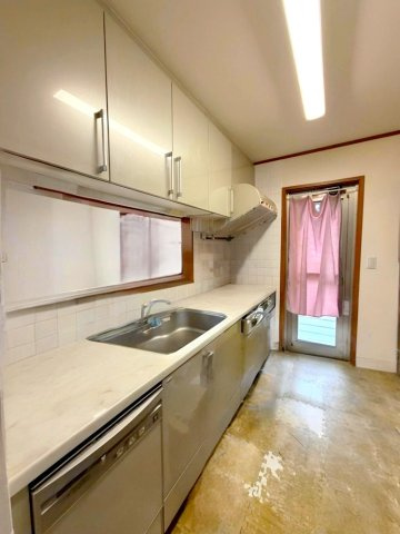 勝手口付きのキッチン！収納も豊富な対面式のシステムキッチンです！　※本画像は居住者様の家具をCGで消した画像であり、現況と異なる場合がございます。