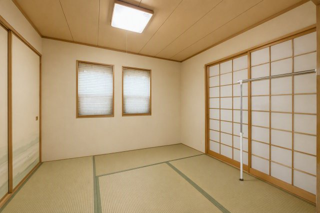 リビングに隣接した和室は開口部も多く明るさに満ちた、癒しの住空間です。　※本画像は居住者様の家具をCGで消した画像であり、現況と異なる場合がございます。