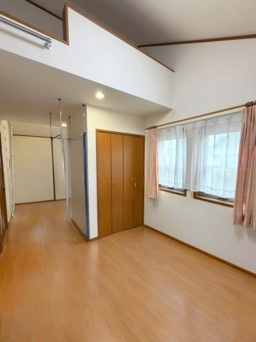 ロフト付きの洋室　家族構成やライフスタイルに応じて家具でお部屋を分けてお使い頂くのも良いですね！　※本画像は居住者様の家具をCGで消した画像であり、現況と異なる場合がございます。