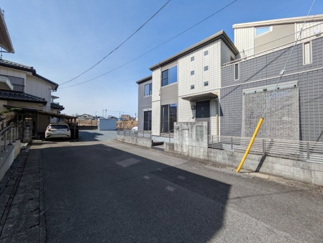 前面道路も広く、日当り良好です