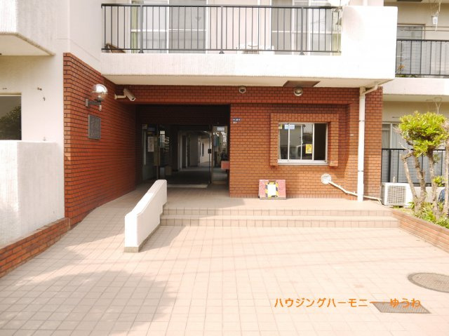 レンガ張りのモダンなエントランスは大変広々としています。