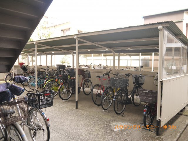 敷地内に、屋根付き駐輪場有り。