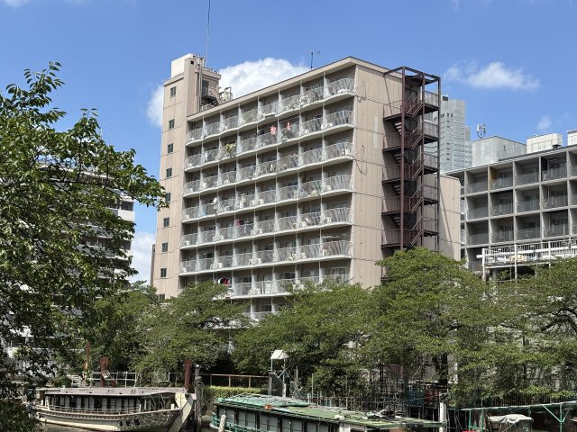 緑に囲まれたマンション
