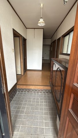 重厚感あふれる木製の下駄箱を備え付け。玄関をすっきり保てます。