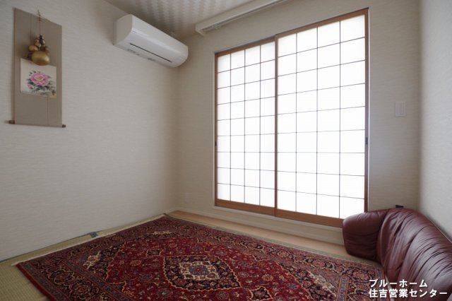 洋室に一部畳を敷き込んだ、客間にも活用できるお部屋です