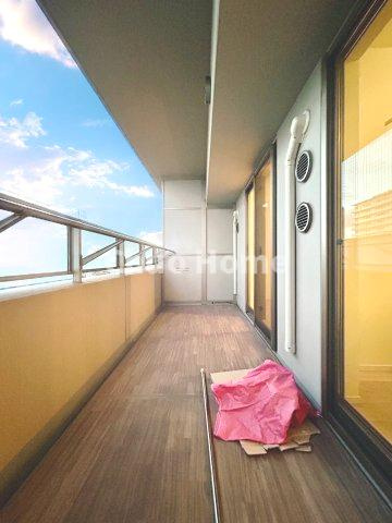 【バルコニー】幅もあって、奥行きもあるゆとりのバルコニー。洗濯物を干したり乾かしたりだけでなく、ただ出てみるだけでも気持ちいいですよ。