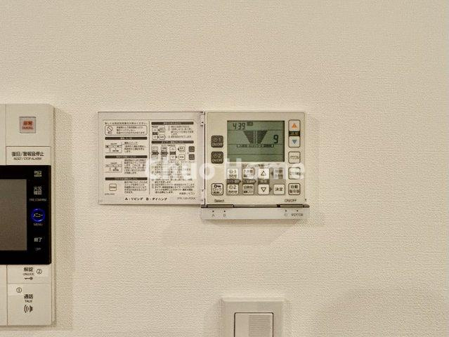 【床暖房】冬は足元から暖めてくれる床暖房はエアコンとは違って埃が舞いませんので健康にも良さそうですね。