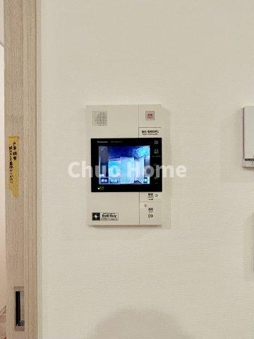 【モニターホン】誰が来たかすぐにわかるカラーモニター付きインターホン。通話ボタンを押すまでは室内の音は漏れていませんので相手を確かめてから応対できます。