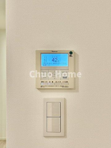 【給湯リモコン】外での一日を忘れさせてくれるオートバス機能でお好みの湯量・温度に調整された浴槽。