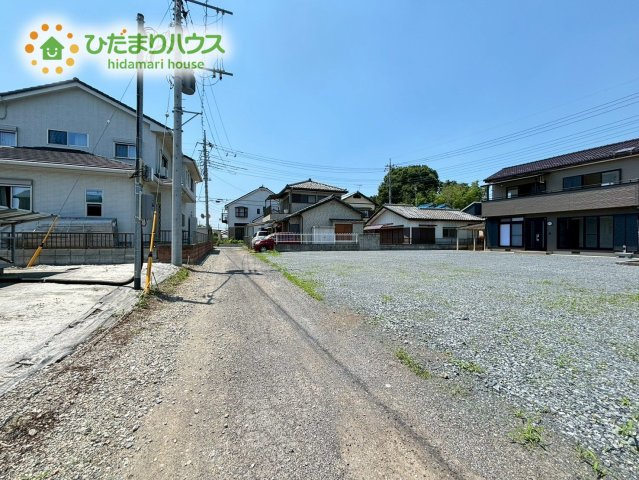 車の通り抜けが少ない、見通しが良くて平坦な前面道路です！小さなお子様と手をつないで歩く際も落ち着いて移動できます♪騒音に悩まされることもなく、静かで穏やかな住環境がしっかりと保たれています！