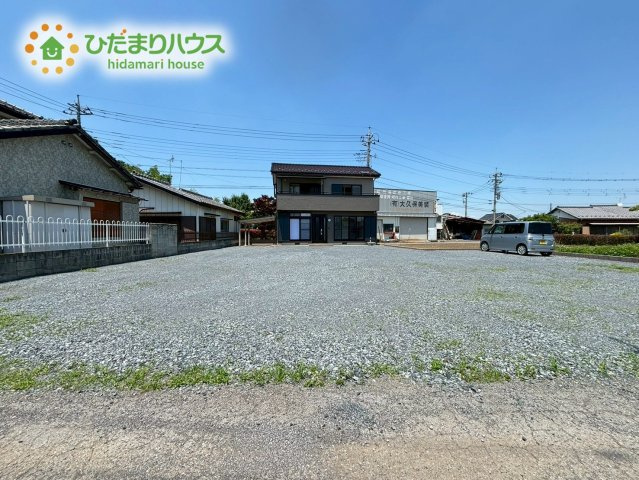 敷地内にゆとりを持って複数台を停められる、広々とした駐車スペースです！ミニバンや大型ＳＵＶの出し入れもスムーズに行えます♪お友達や親戚が車で遊びに来た際も、駐車場所に困らず気軽にお出迎えできます♪