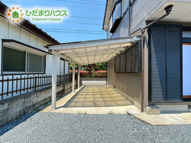 雨や強い日差しから大切な愛車をしっかりと守ってくれる、便利なカーポート付きの駐車スペースです！雨の日の乗り降りやお子様のチャイルドシートへの乗せ降ろしも、身体が濡れることなくスムーズに行えます♪