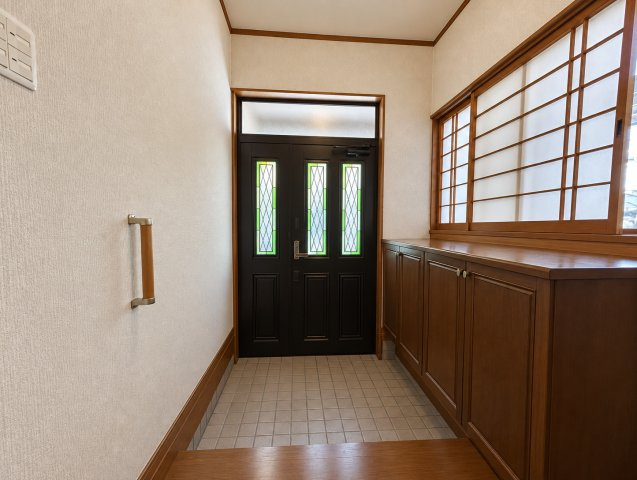奥行きのある玄関スペースで玄関横には収納が設けられています。靴や外出用品などをまとめて整理しやすく玄関まわりをすっきり保ちやすいのがポイント。ガラス部分から光を取り込める、落ち着いた雰囲気の玄関です。