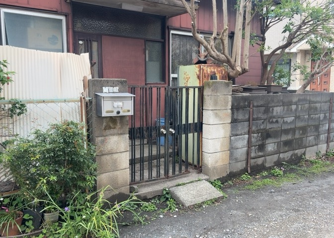 玄関は家の顔でもあり、家族以外の目にも止まる場所です。玄関は外との間を仕切る扉、靴などをしまっておく収納スペース、靴脱ぎのたたきスペース、来客とのやり取りをするドアホンなど複数のアイテムからなります。