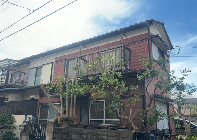 バルコニーは、室外の専用スペースのうち、「屋根がなく開放された空間」であるものを指します。ベランダより広いタイプのものが多く、日当たりもよいため家庭菜園などを楽しみたい人にとって適した環境となります。