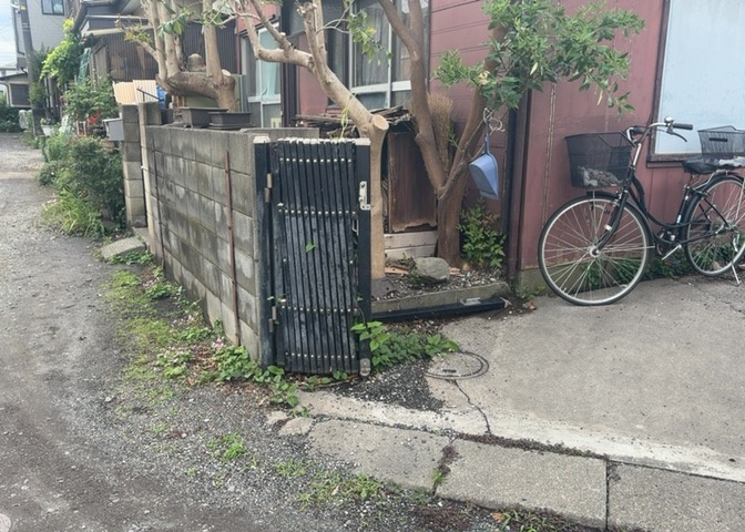 敷地内に散水栓や立水栓があると便利です。水道水を直接利用できるため、水を運ぶ手間を省くことが出来ます。大量の水を必要とする洗車作業や清掃などに役立ちます。その他設備とあわせて、現地でご確認ください。
